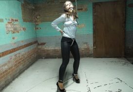 U butun qolini mushukiga tiqdi