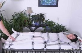 Chexiyalik ayol pul uchun kokragini korsatdi. Buzoq odamning goshtini soradi