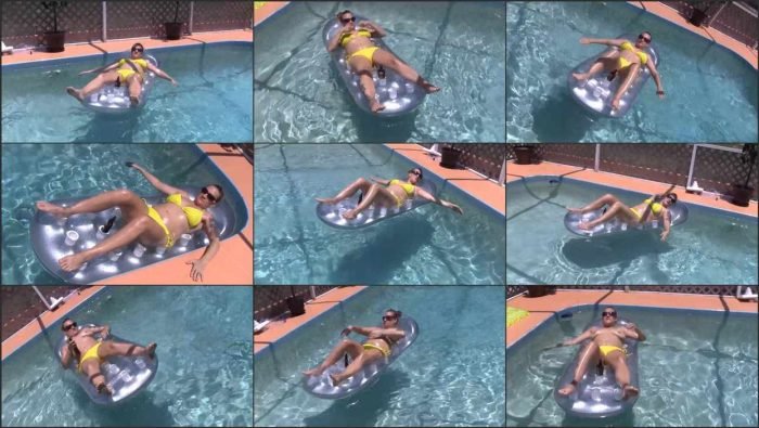 bren 0818 A Relaxing Float In The Pool 3000 MP4.mp4 700x395