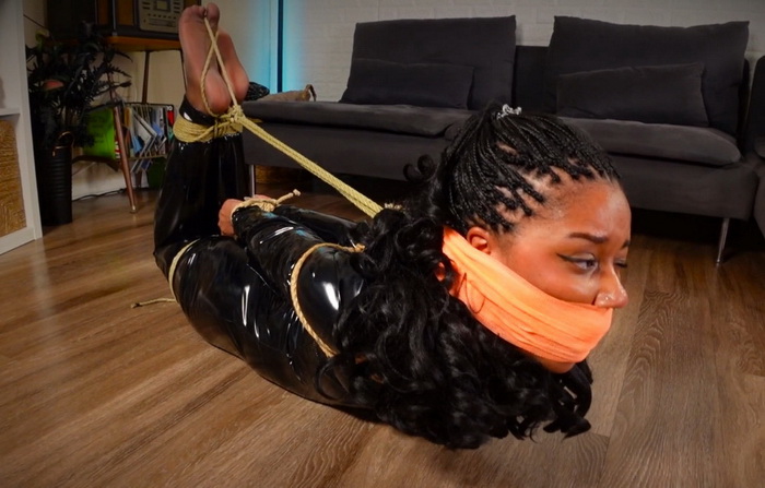 Мастурбация жасап жатқан қыздың видеосы